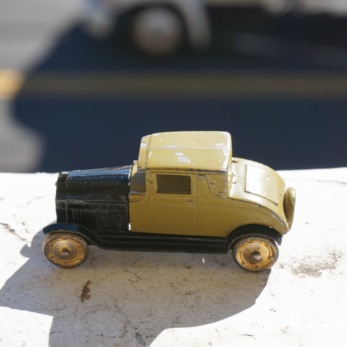 1927 Antique Diecast TOOTSIETOY GM Series Buick Coupe Toy Car. No. 6002