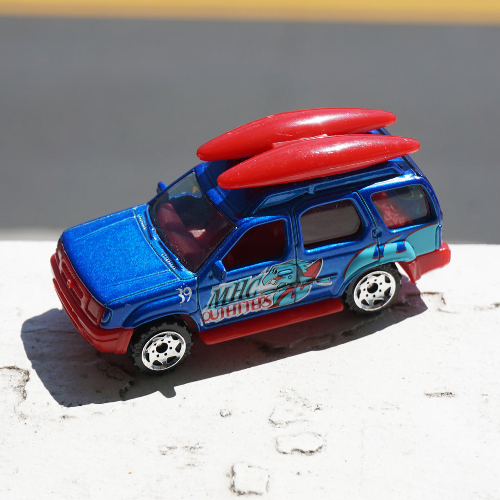 2000 Vintage Diecast MATCHBOX Nissan Xterra with Kayaks Toy Car. Mattel 1:59.