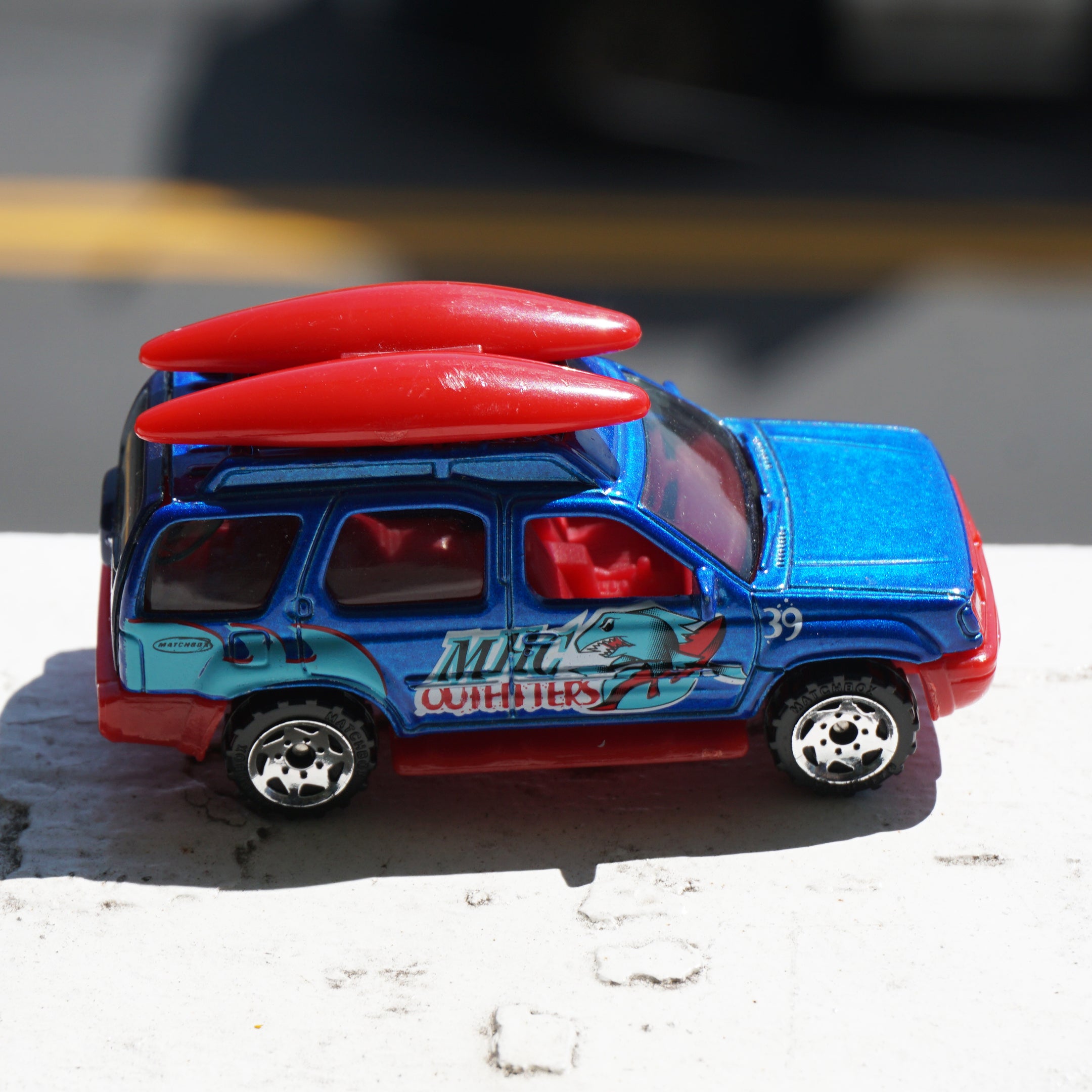 2000 Vintage Diecast MATCHBOX Nissan Xterra with Kayaks Toy Car. Mattel 1:59.