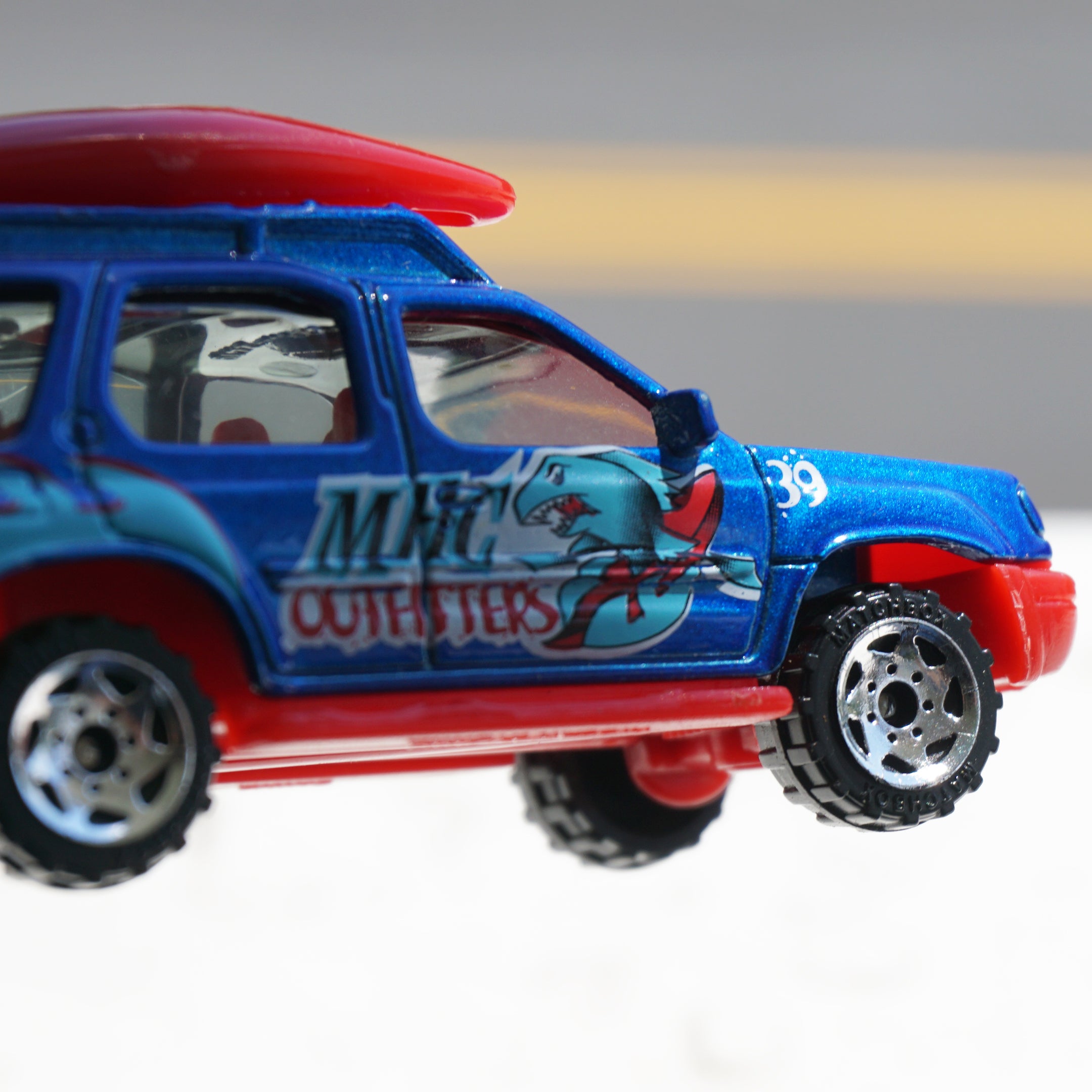 2000 Vintage Diecast MATCHBOX Nissan Xterra with Kayaks Toy Car. Mattel 1:59.