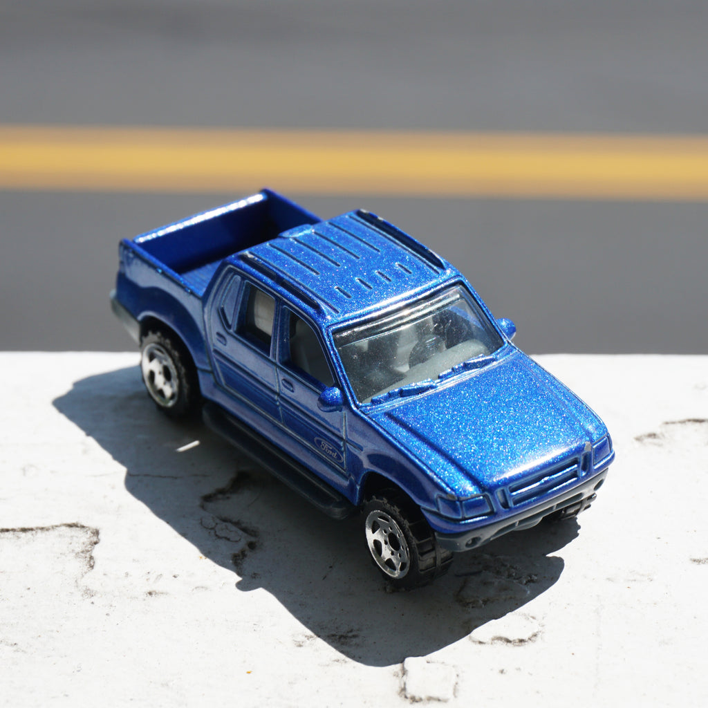 2000 Vintage Diecast MATCHBOX Ford Explorer Sport Trac Toy Pickup Truck