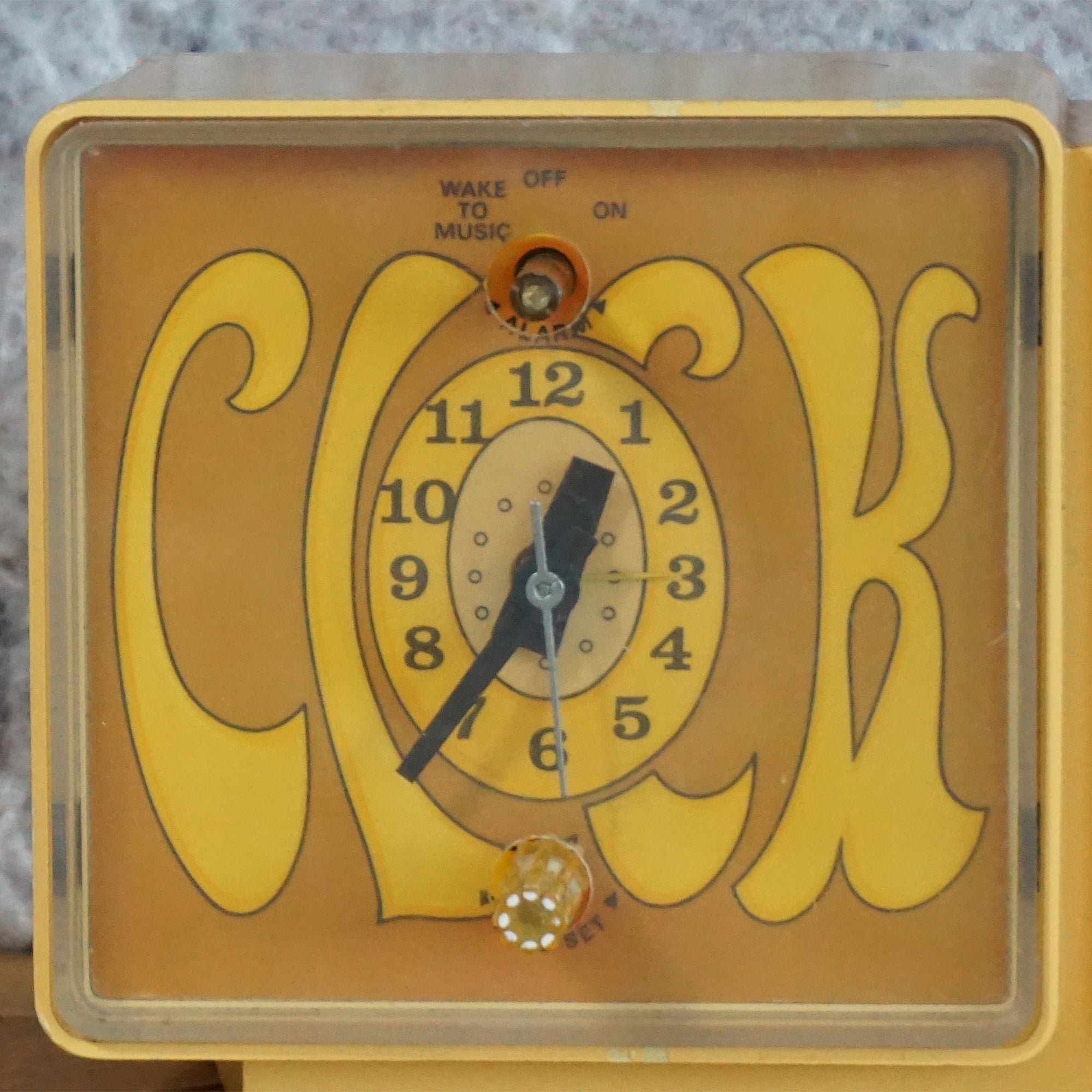 1969 Retro GENERAL ELECTRIC Psychedelic Design C3300A AM Clock Radio. Very Brady Bunch!