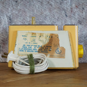 1969 Retro GENERAL ELECTRIC Psychedelic Design C3300A AM Clock Radio. Very Brady Bunch!