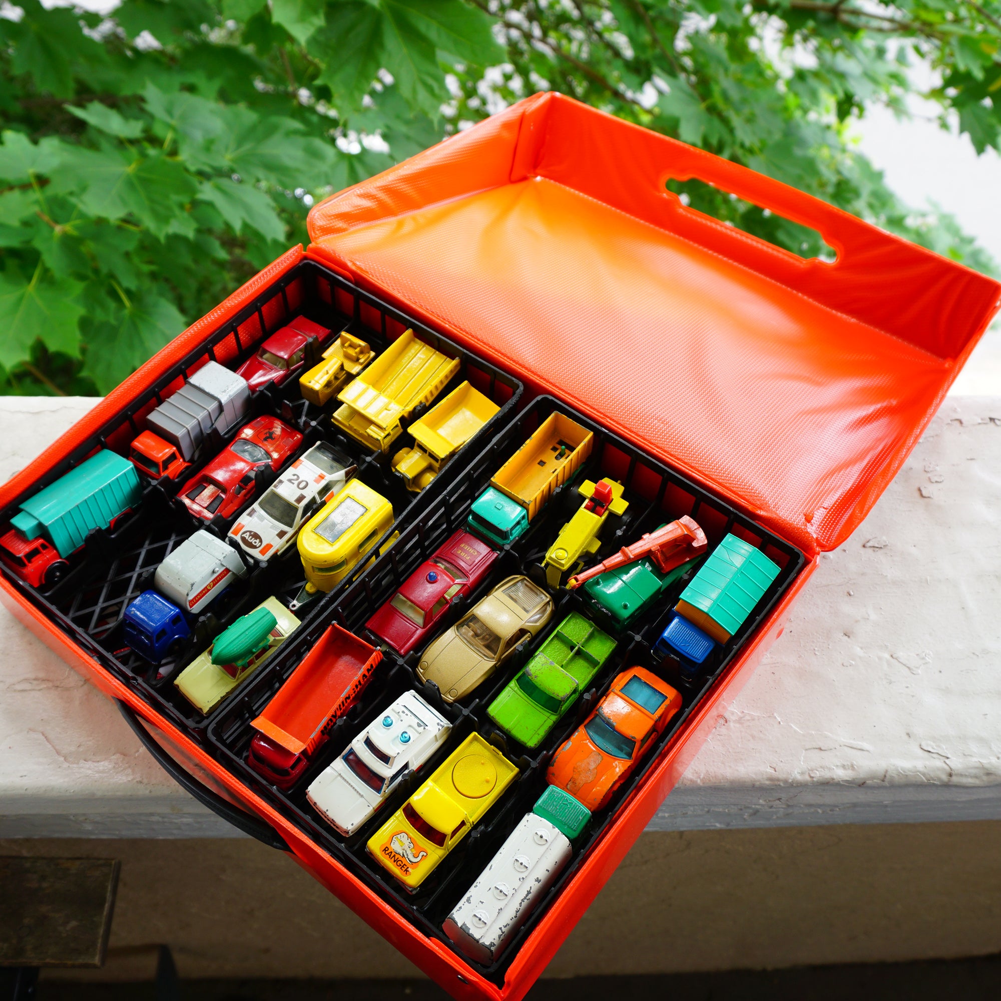 2001 MATCHBOX Across America 50th Birthday Series. 50 Toy Car Carry Case.