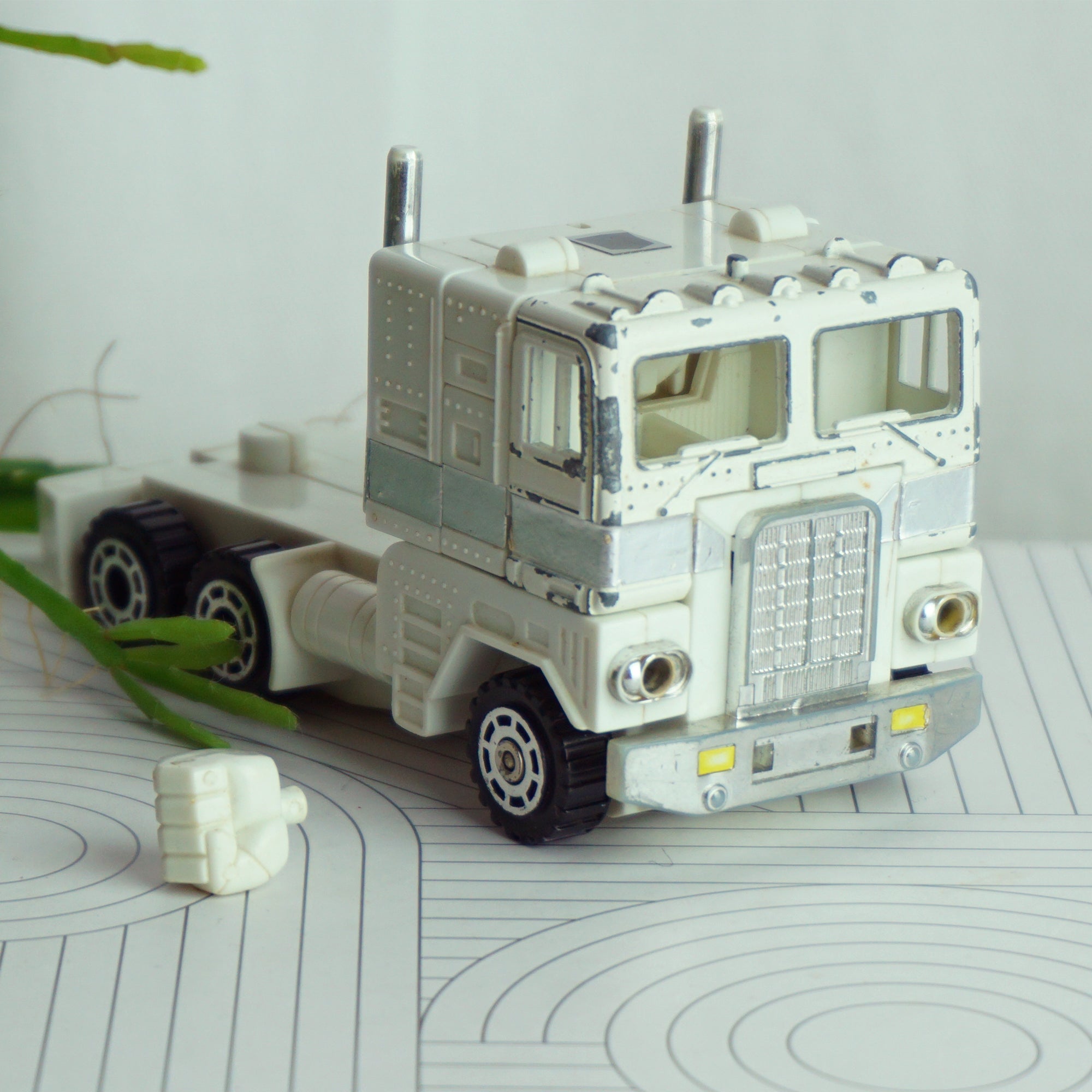 1986 Vintage Hasbro Takara Transformer G1 Ultra Magnus Cab, White Optimus Prime