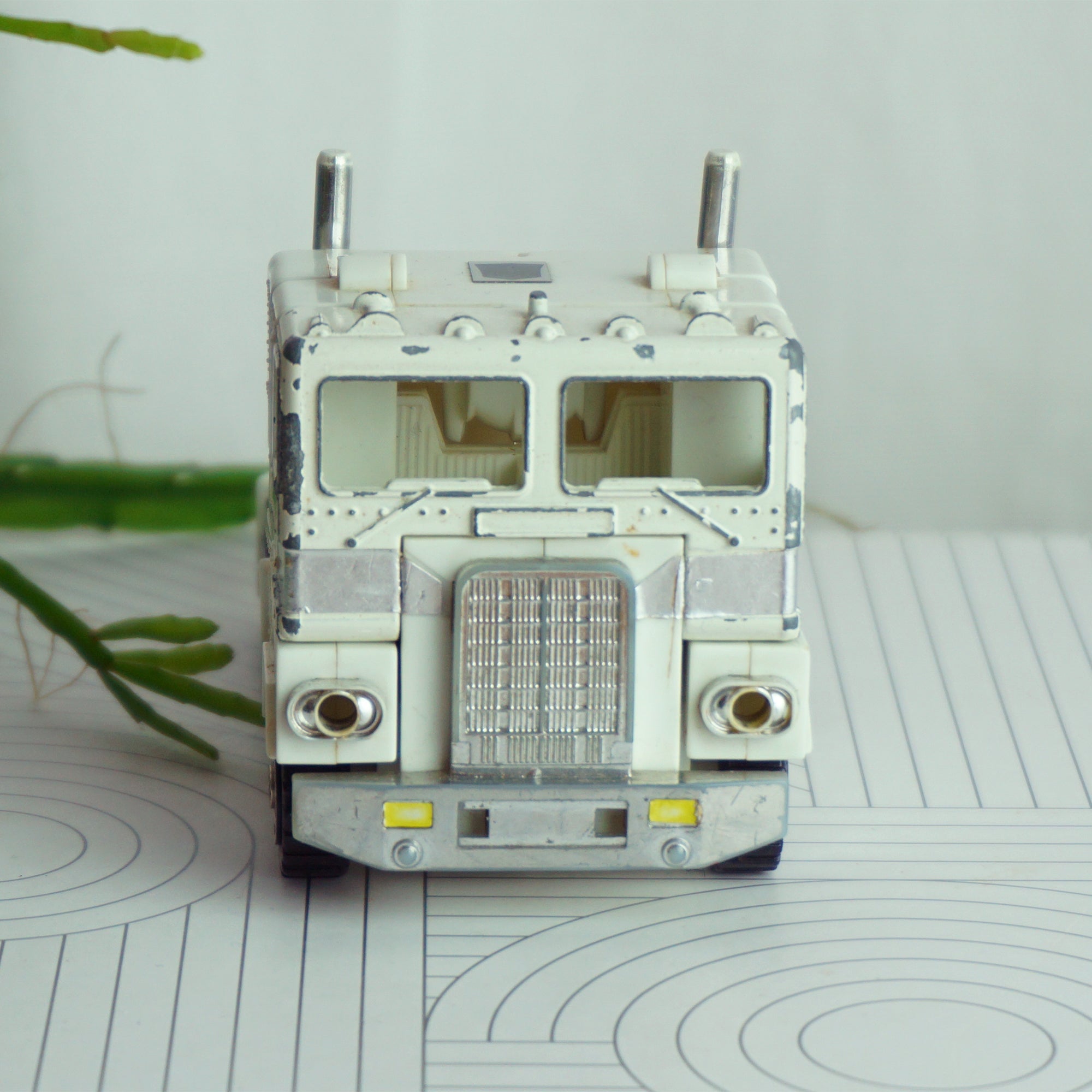 1986 Vintage Hasbro Takara Transformer G1 Ultra Magnus Cab, White Optimus Prime