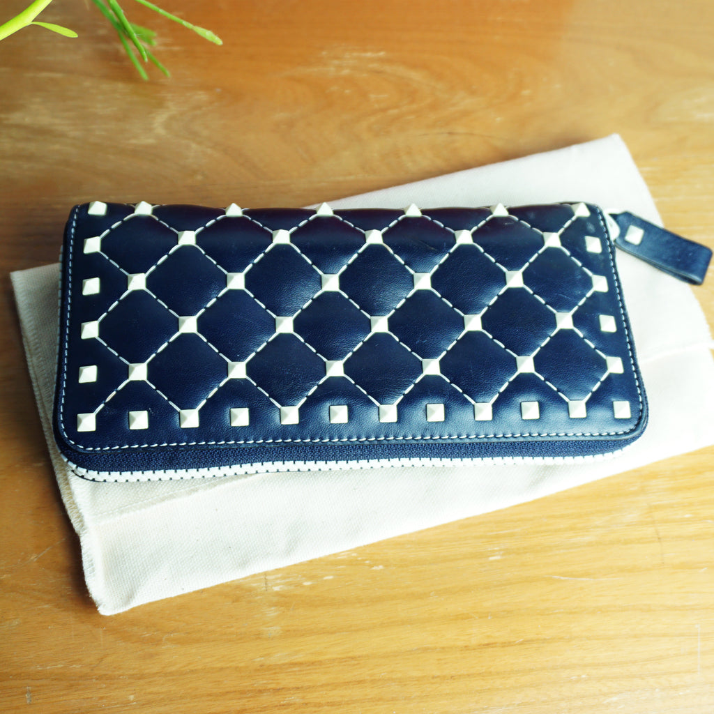 VALENTINO GARAVANI Rockstud Spike Dark Blue Leather Zip Around Wallet PW2P0P00RVH. Made in Italy.