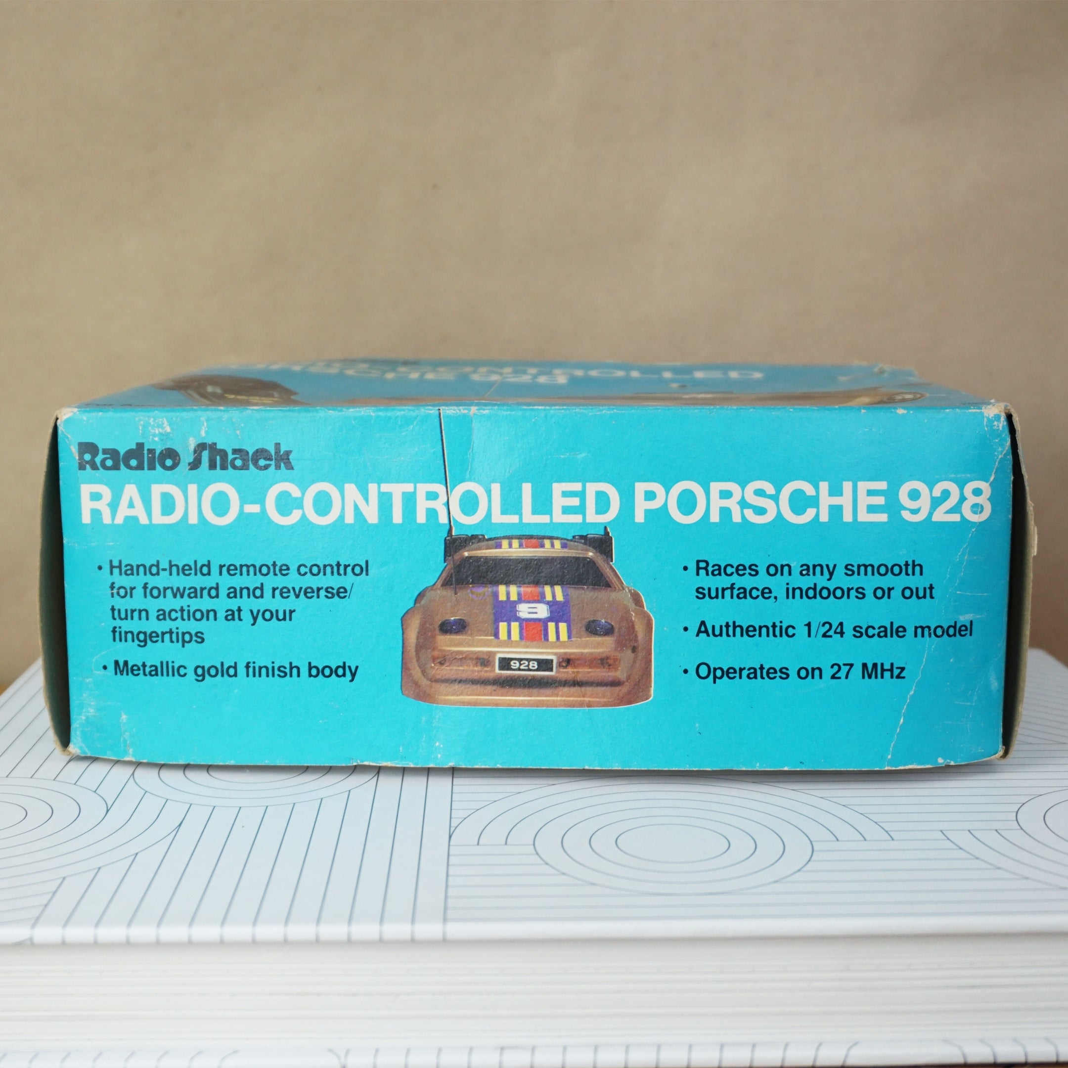 Cabane radio vintage radiocommandée RC Porsche 928 Martini 7 Cabane radio vintage radiocommandée RC Porsche 928 Martini 7