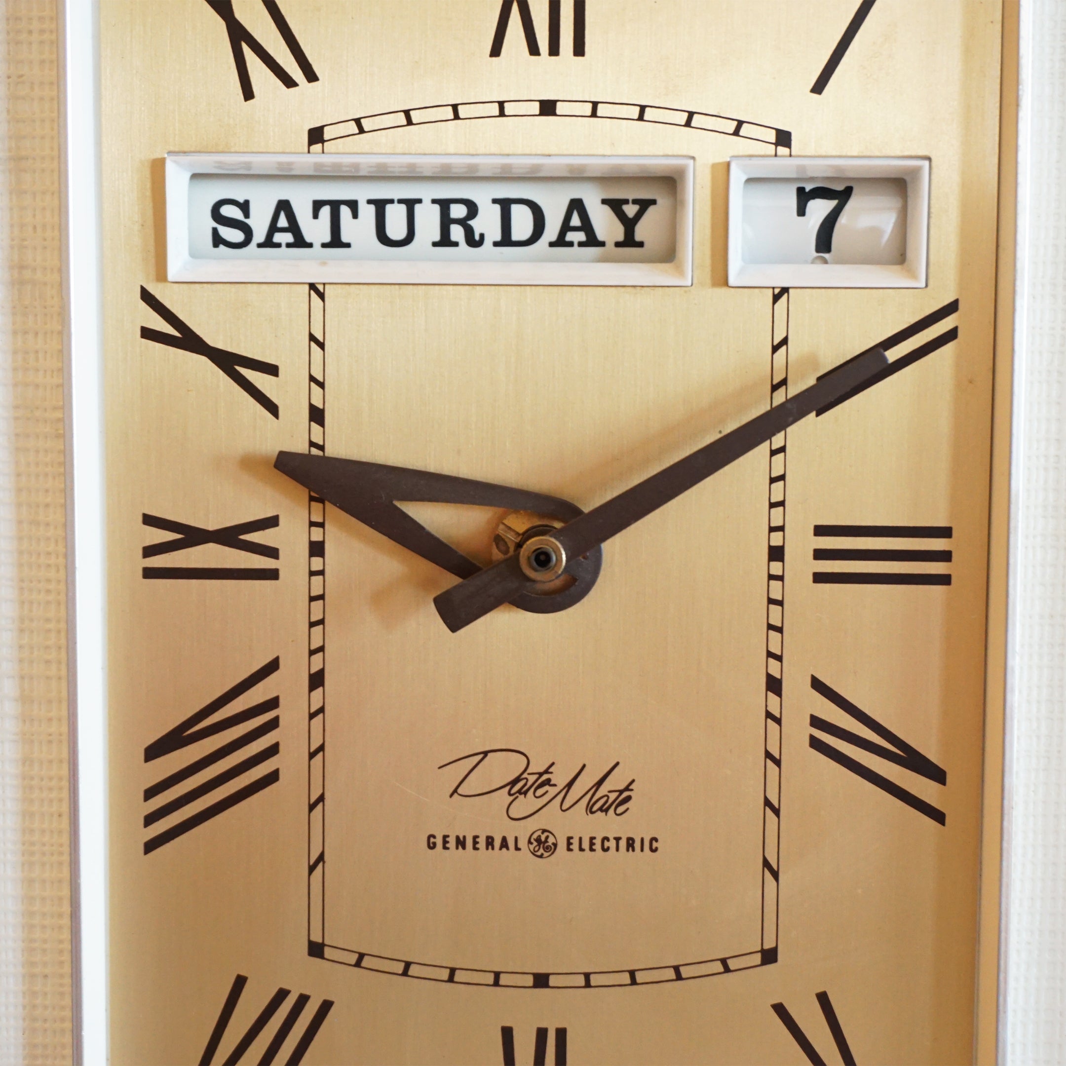 Vintage GENERAL ELECTRIC DateMate No. 2506 Wall Clock. Shows Day and Date.
