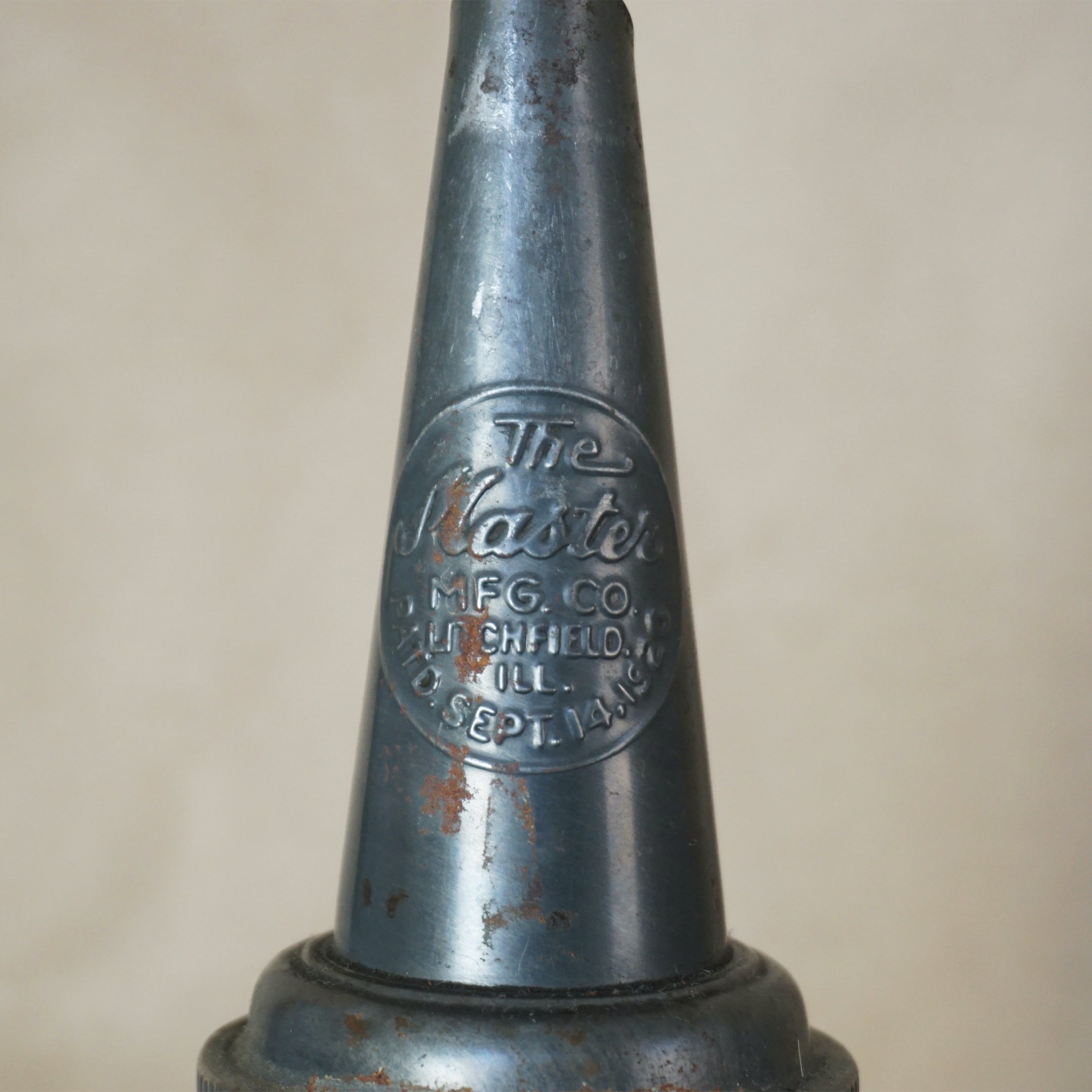 1926 Antique 14" MASTER One Liquid Quart Mass 0-11-8 Spout Oil Pourer Bottle