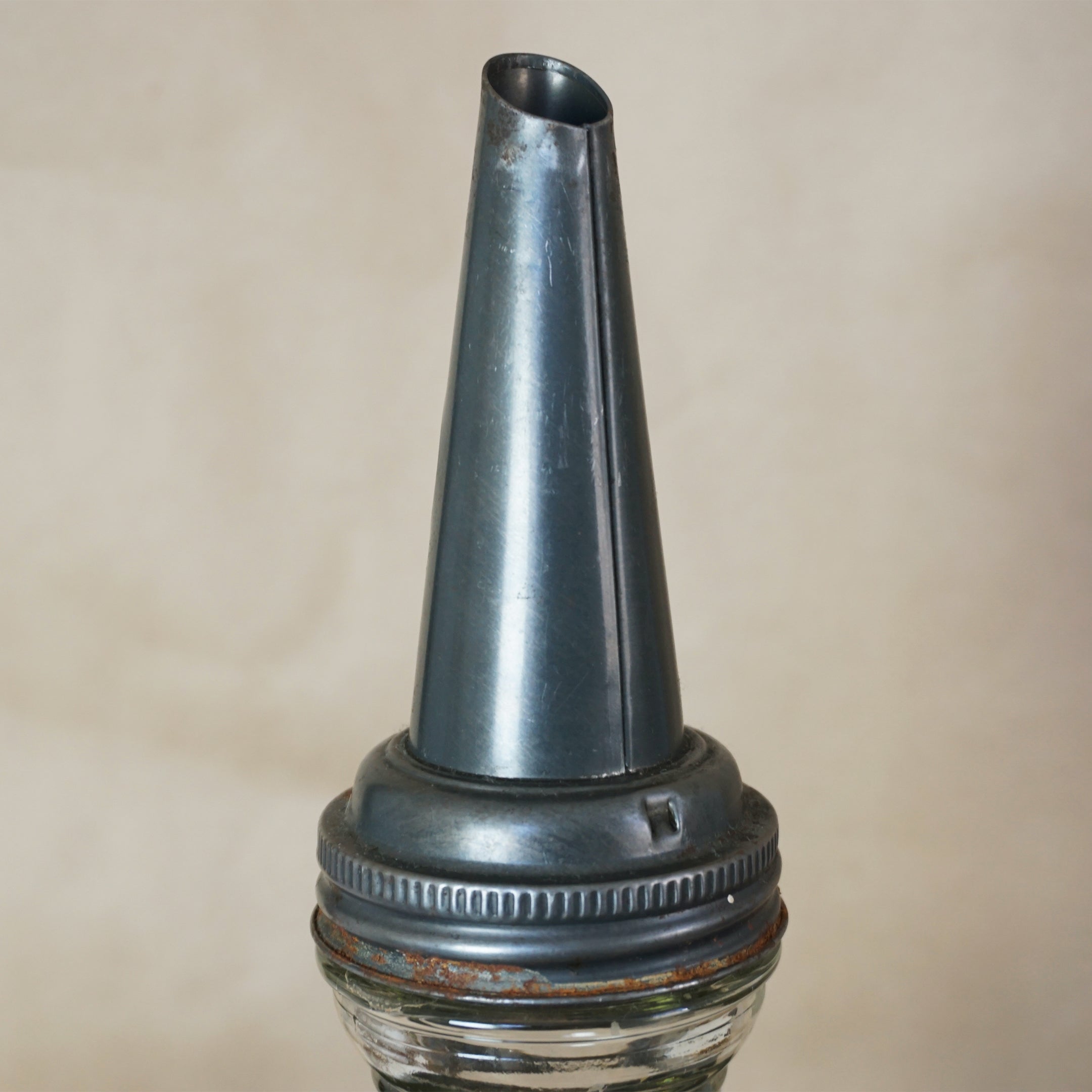 1926 Antique 14" MASTER One Liquid Quart Mass 0-11-8 Spout Oil Pourer Bottle