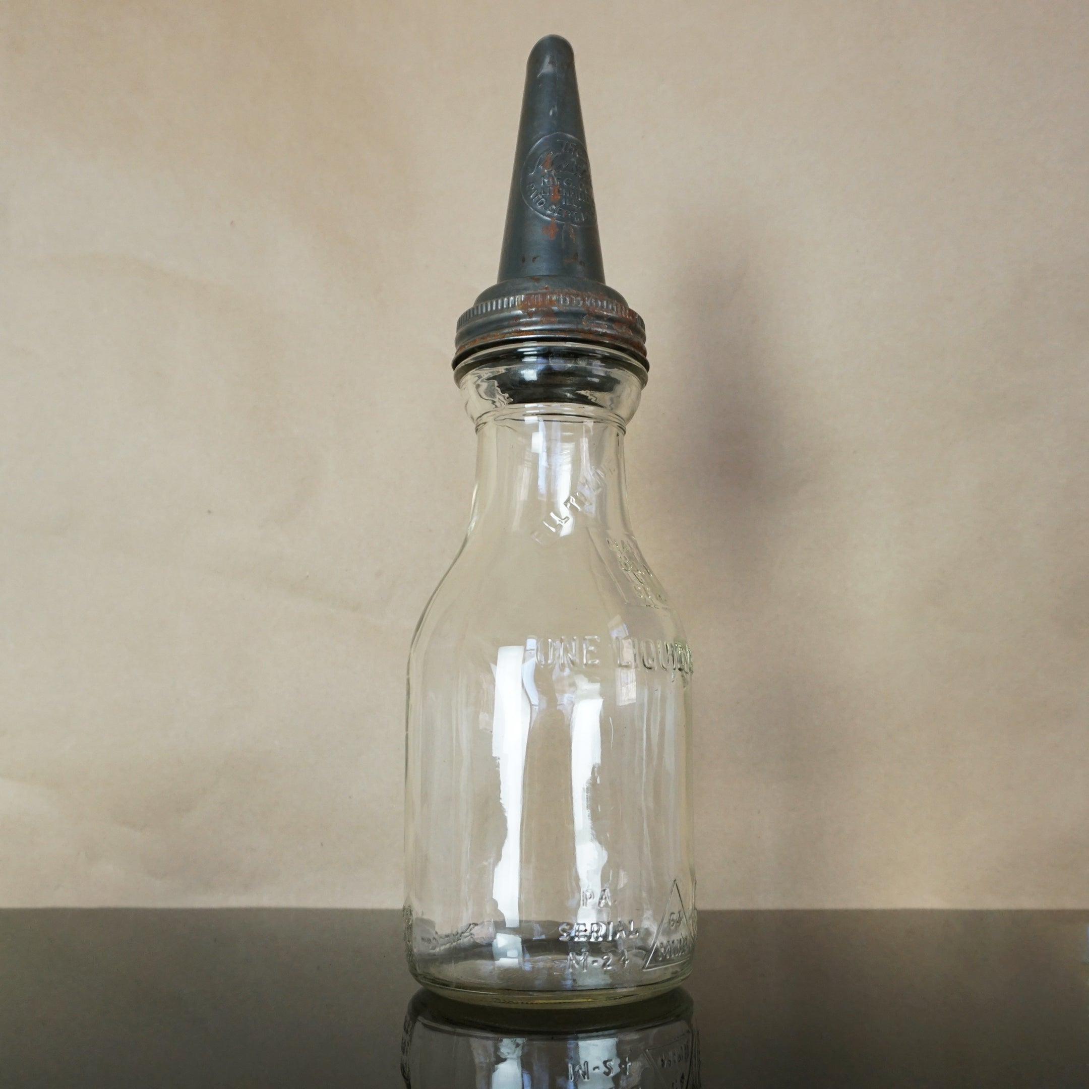 1926 Antique 14" MASTER One Liquid Quart Mass 0-11-8 Spout Oil Pourer Bottle