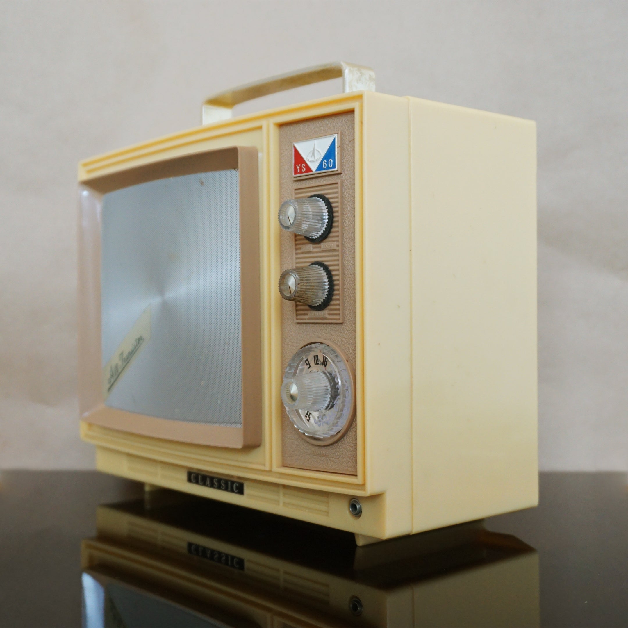 1960s Vintage Classic YS-60 TV Custom Built AM All Transistor Radio. Japan.