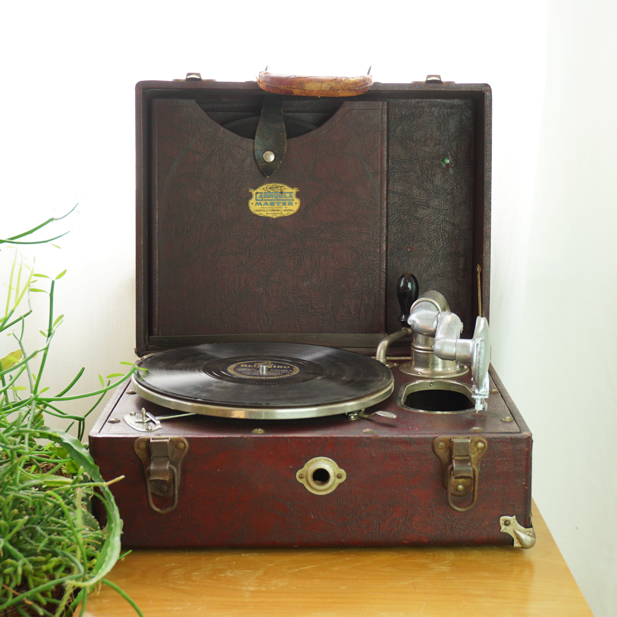 1920s Antique Carryola Master Portable Wind-Up Record Player. Made in U.S.A.