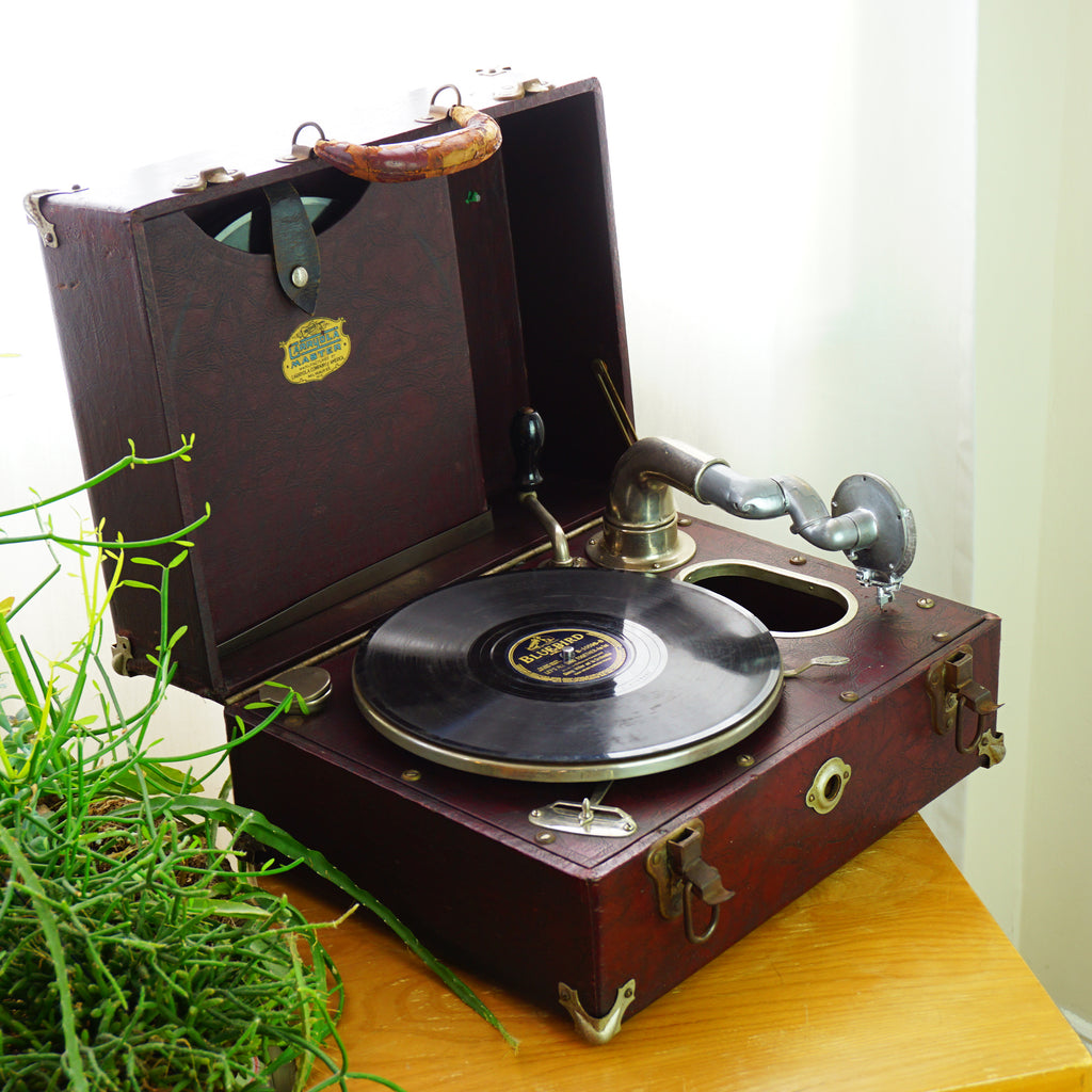 1920s Antique Carryola Master Portable Wind-Up Record Player. Made in U.S.A.