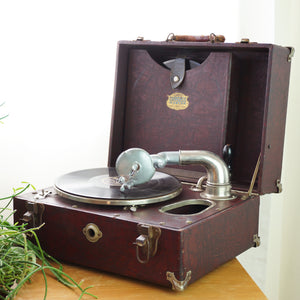 1920s Antique Carryola Master Portable Wind-Up Record Player. Made in U.S.A.