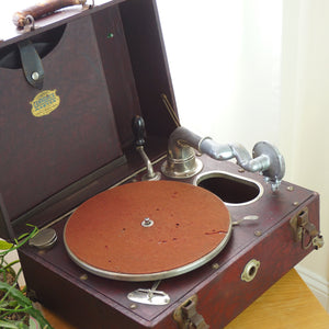 1920s Antique Carryola Master Portable Wind-Up Record Player. Made in U.S.A.