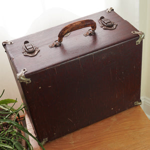 1920s Antique Carryola Master Portable Wind-Up Record Player. Made in U.S.A.