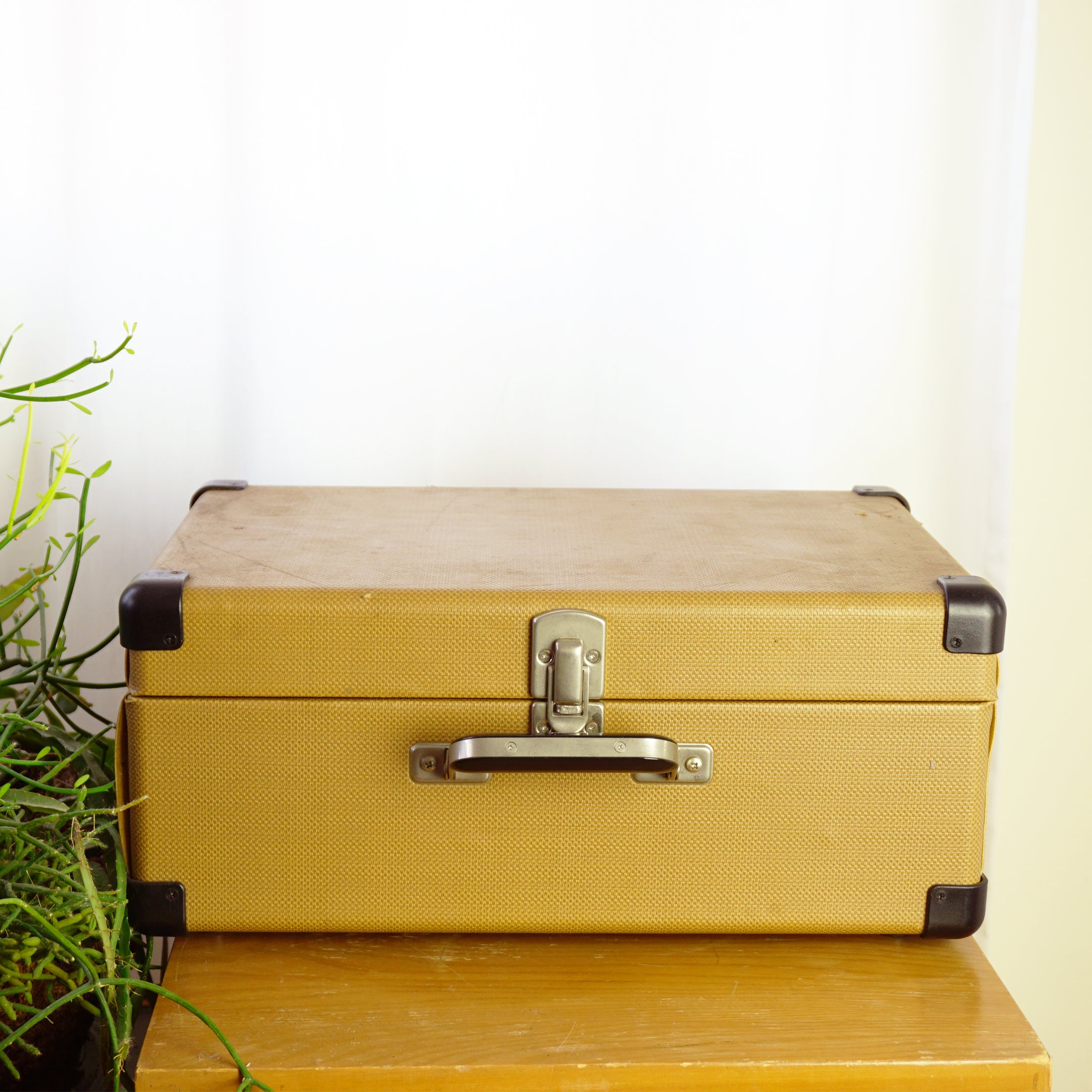 2000s Vintage CROSLEY Model: CR49-TW Tan Suitcase Turntable / Record Player