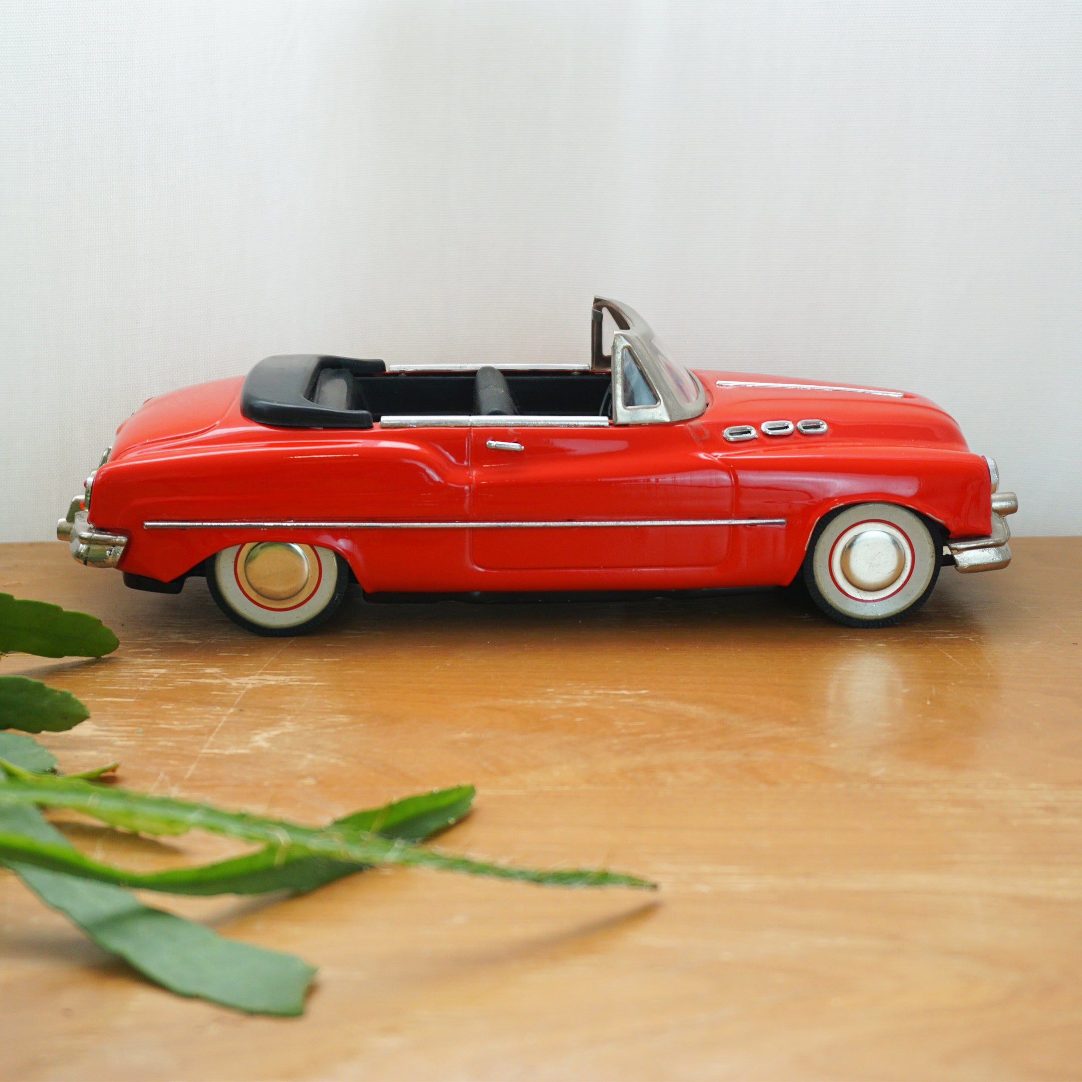 Vintage Voiture Standard Sedan BUICK Red Convertible Friction Car. Model MF321.