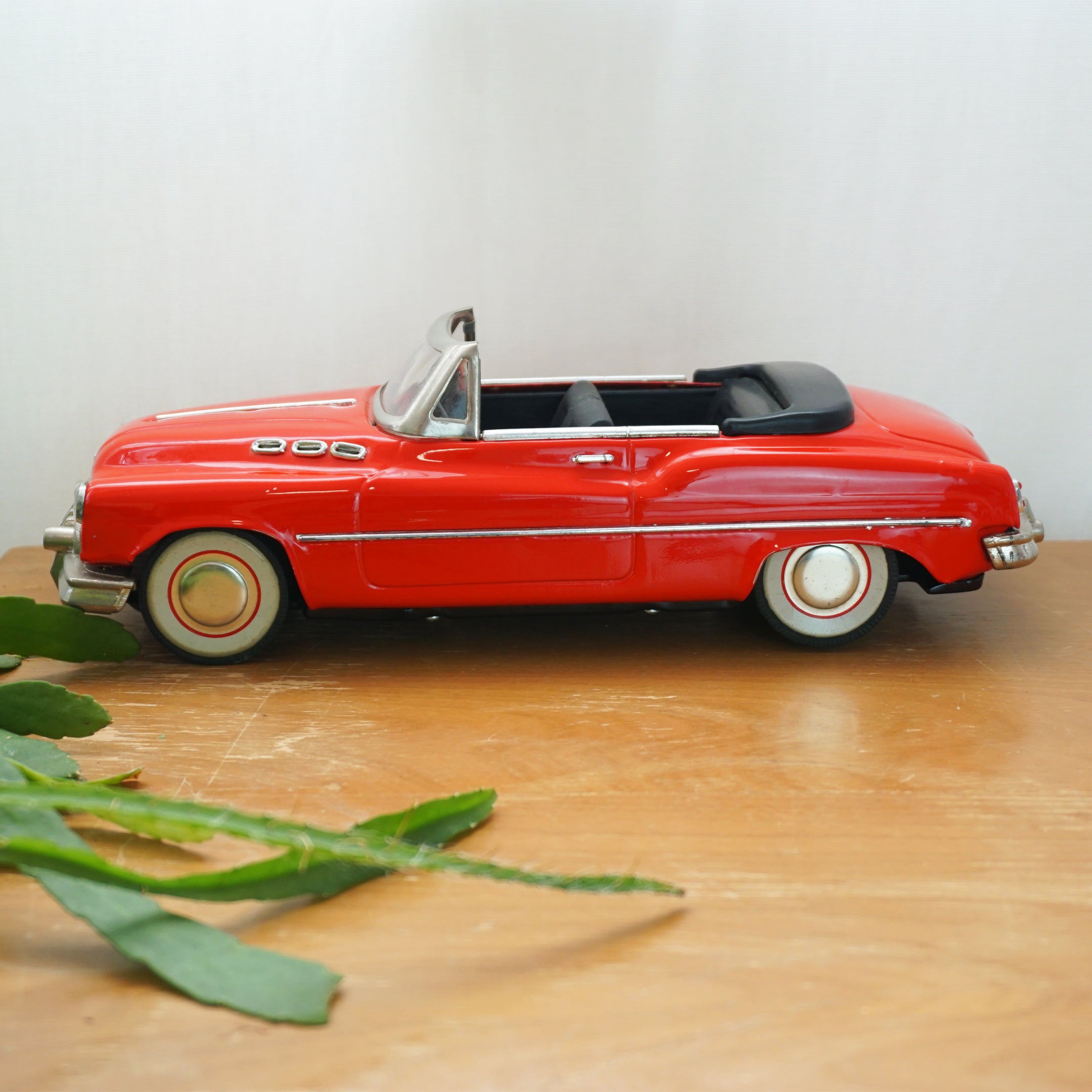 Vintage Voiture Standard Sedan BUICK Red Convertible Friction Car. Model MF321.