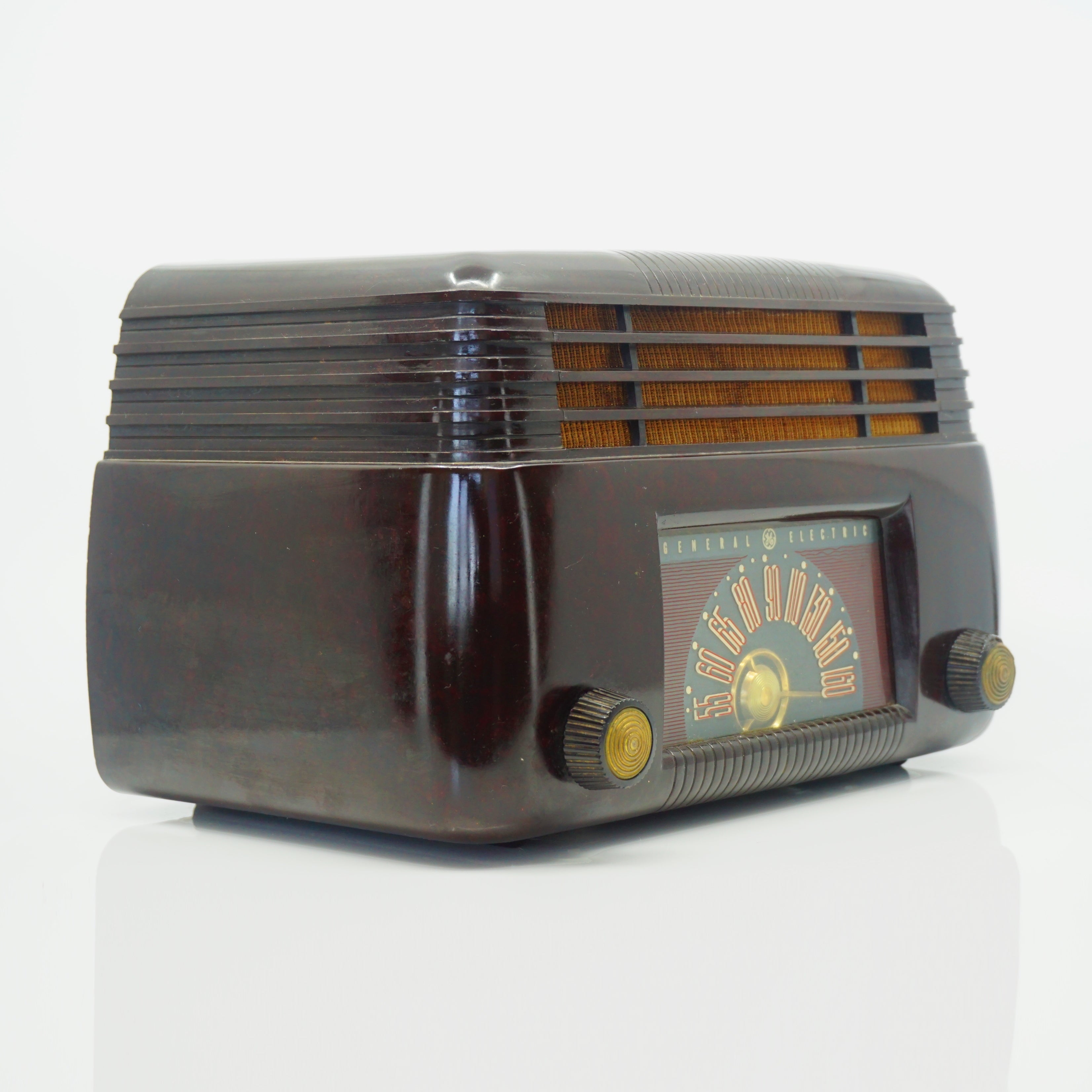 Mid-Century 1946 General Electric "Dashboard" Radio Model 100 Brown Bakelite